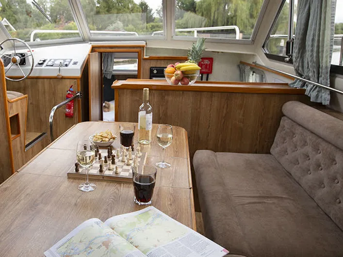 Crusader - Budget 7 - Motor Yacht in Douelle