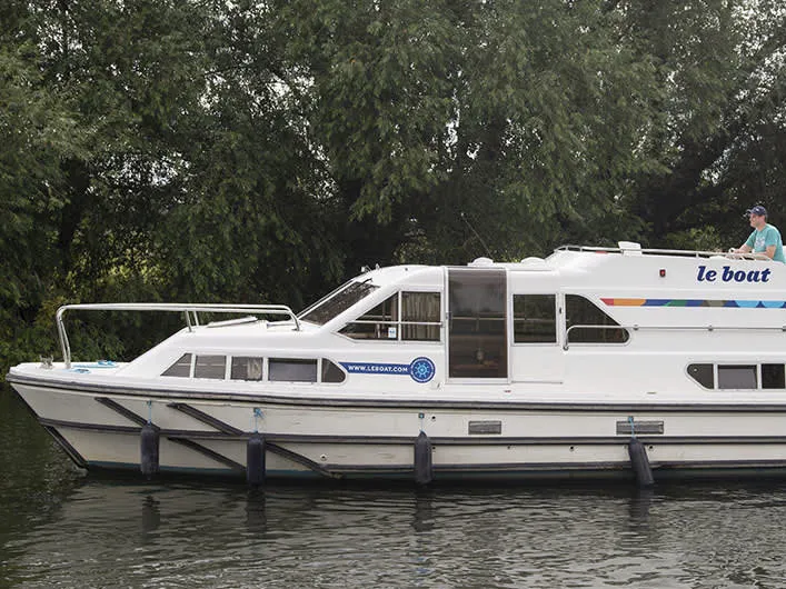 Crusader - Budget 24 - Motor Yacht in Douelle
