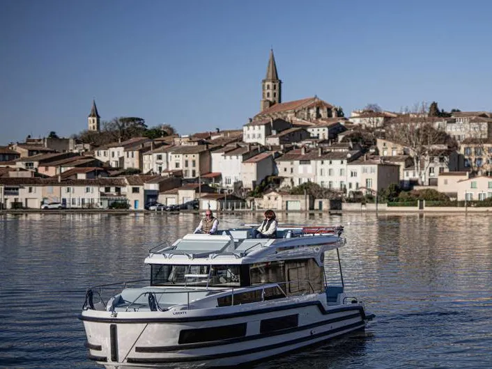 Liberty - Luxury 4 - Motor Yacht in Douelle