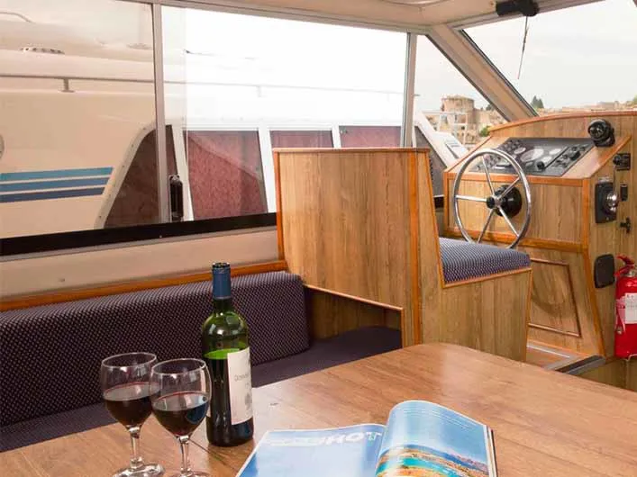 Lake Star - Budget 6 - Motor Yacht in Fairyhill