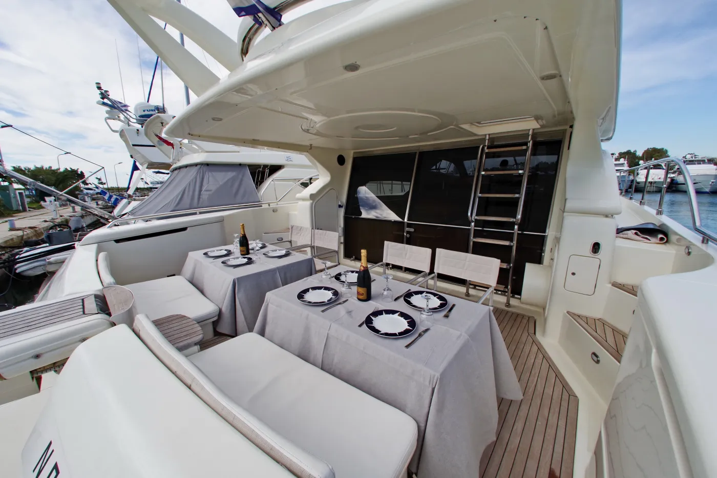 Palmyra - Motor Yacht in Glifada