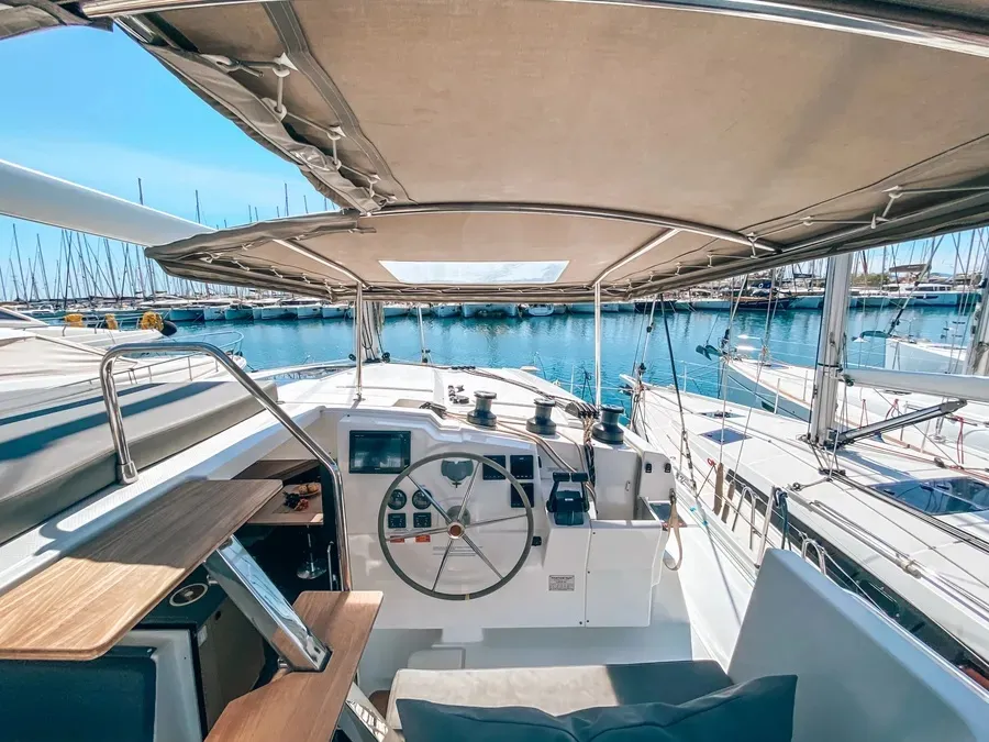 Go Earth 1 - Catamaran in Pula