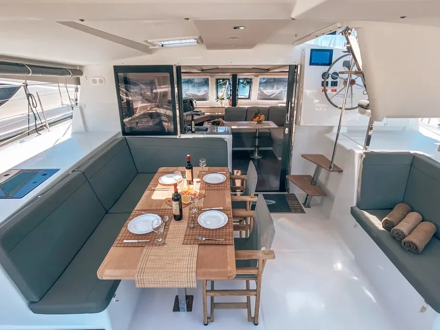 Go Earth 1 - Catamaran in Pula