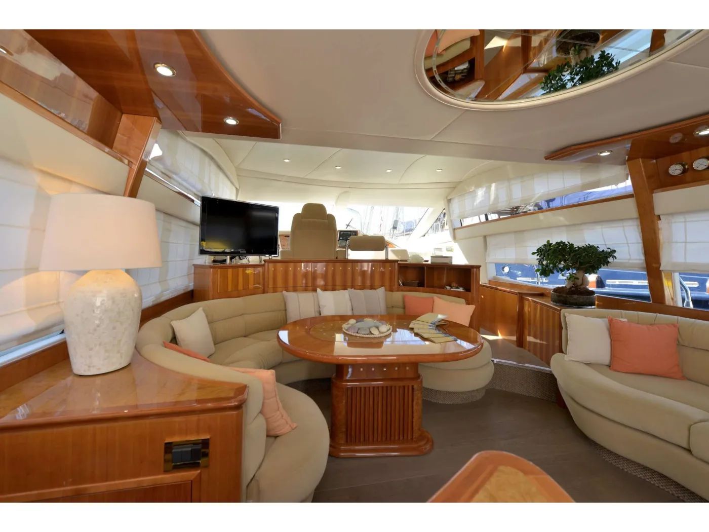 Premium + - Motor Yacht in Alimos