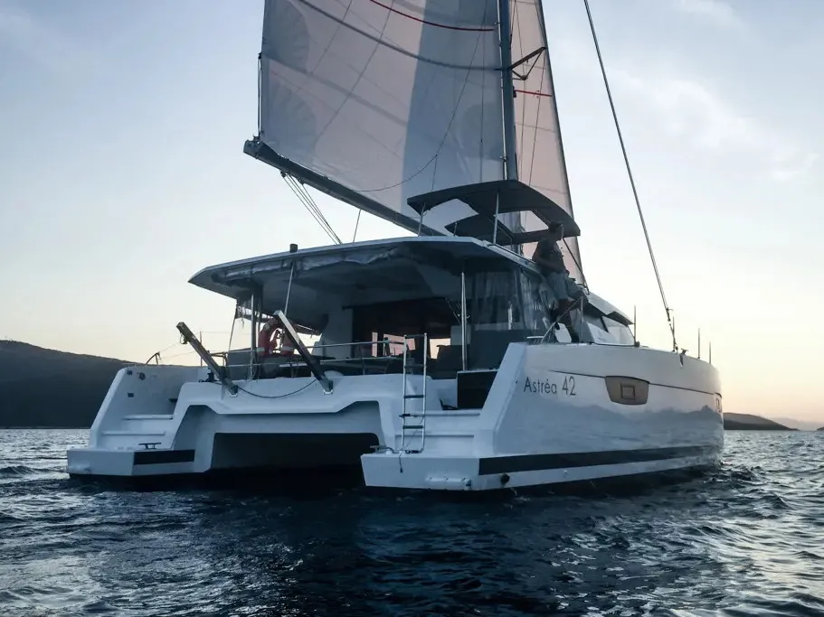 Wave - Katamaran içinde Tivat