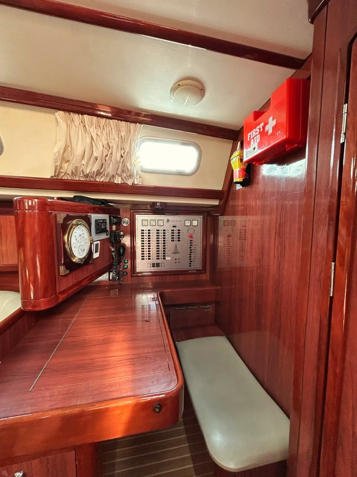OSY V - Yelkenli içinde Alimos