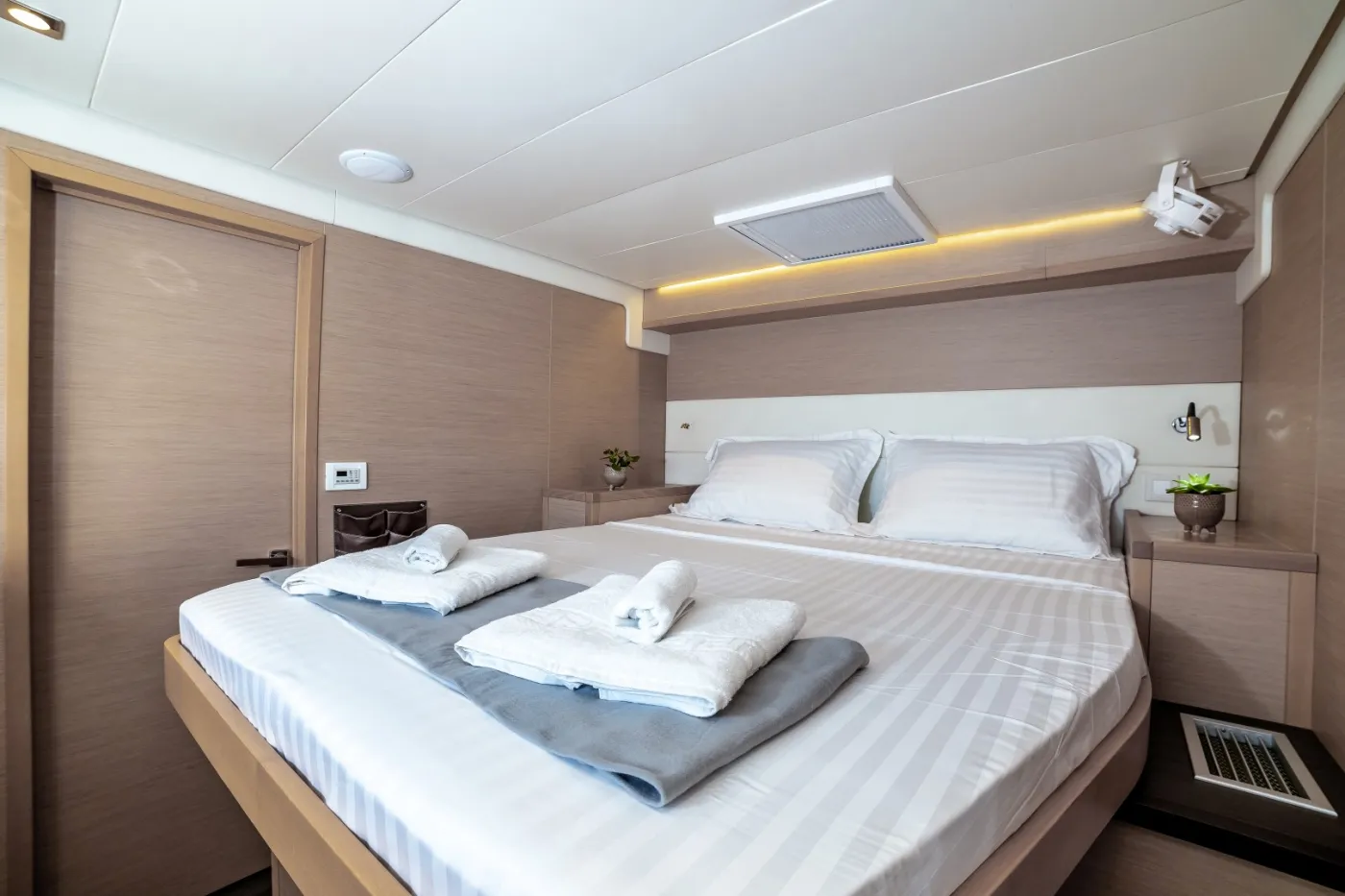 White Pearl - Katamaran içinde Pireas