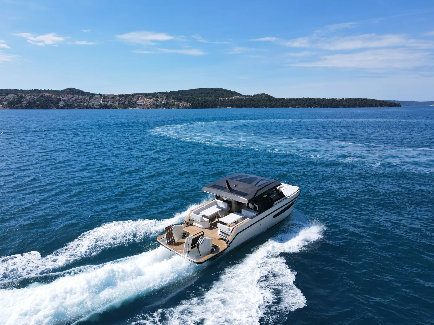 LASTOVO - Catamaran in Seget Donji
