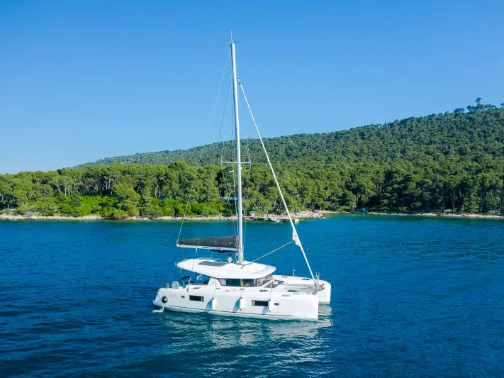 BRATTIA - Catamaran in Kaštel Gomilica