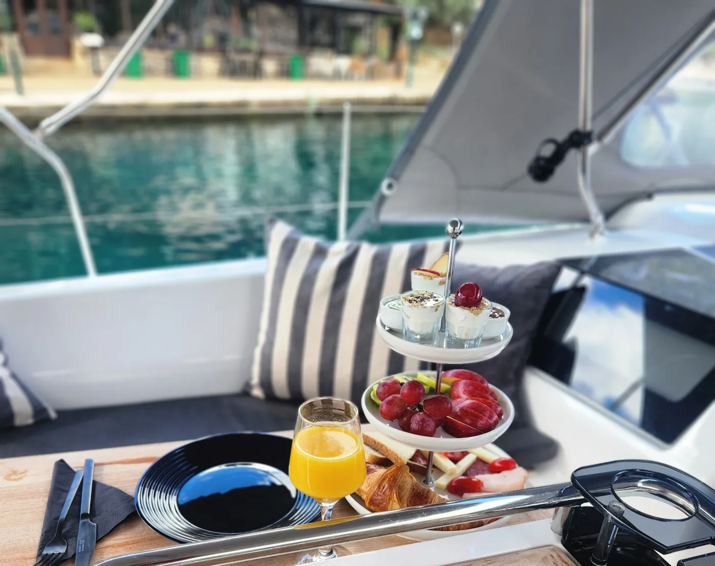 Dolce Vita - Sailboat in Sivota