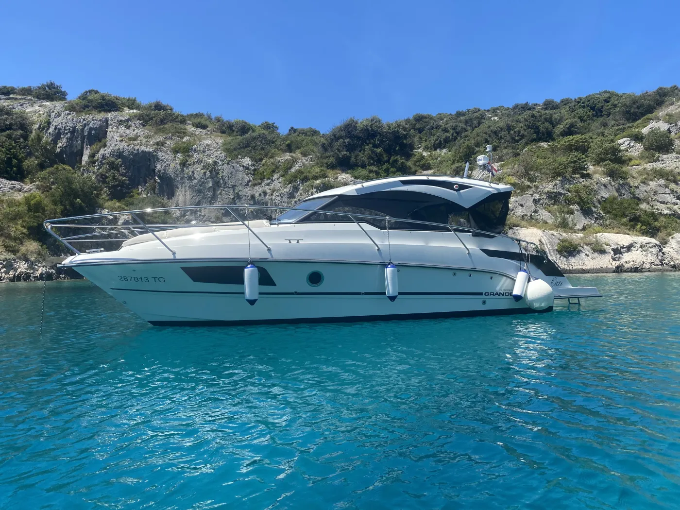 J&LO - Motor Yat içinde Trogir