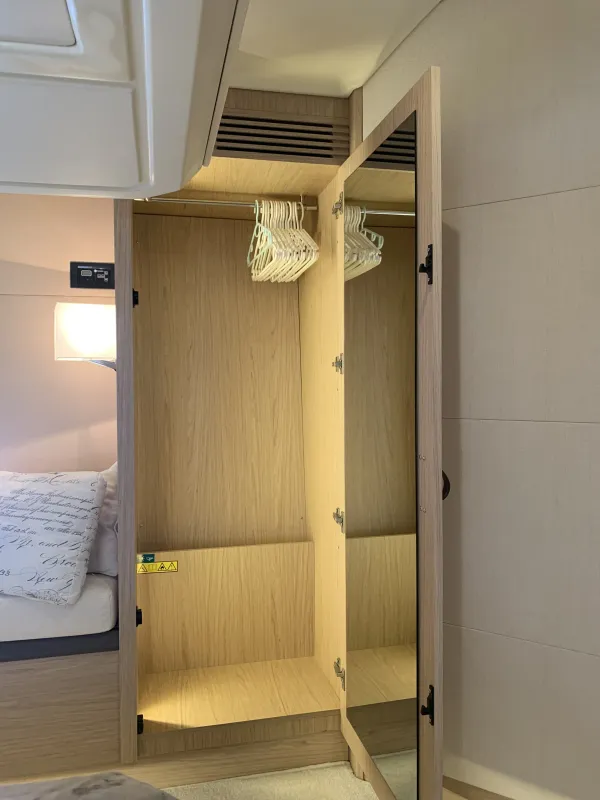 closet-main cabin