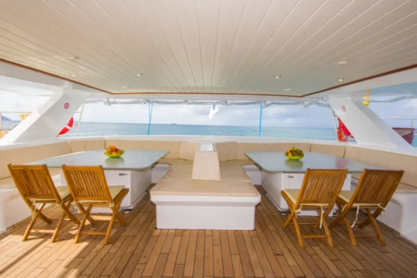 Lounge / few / aft