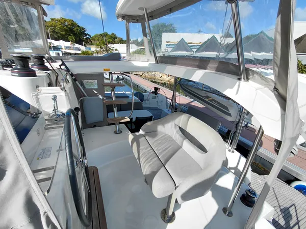 Captain's chair