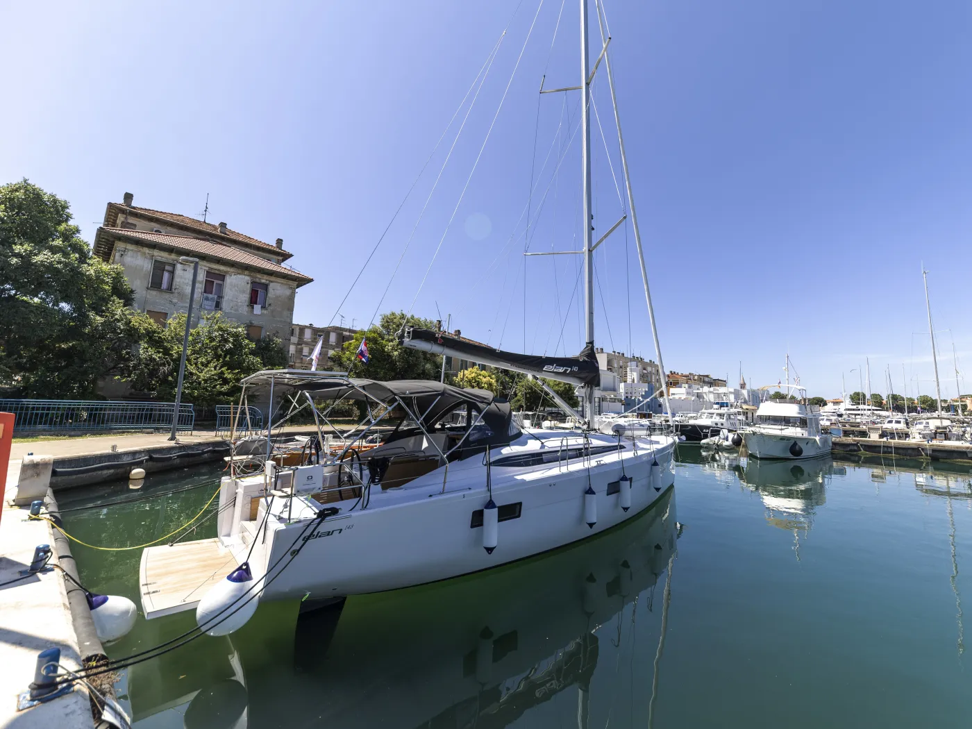 VEKENEGA - Sailboat in Zadar