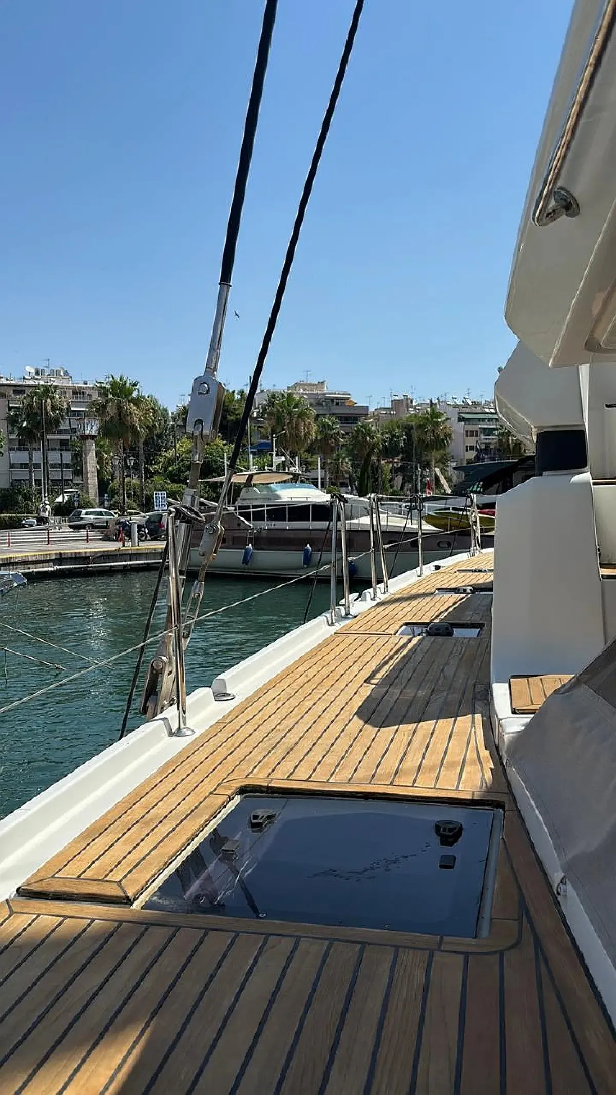 CEL - Katamaran içinde Pireas