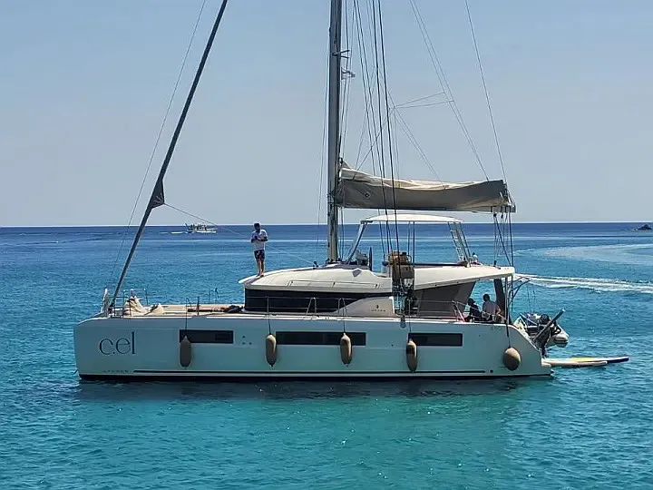 CEL - Katamaran içinde Pireas