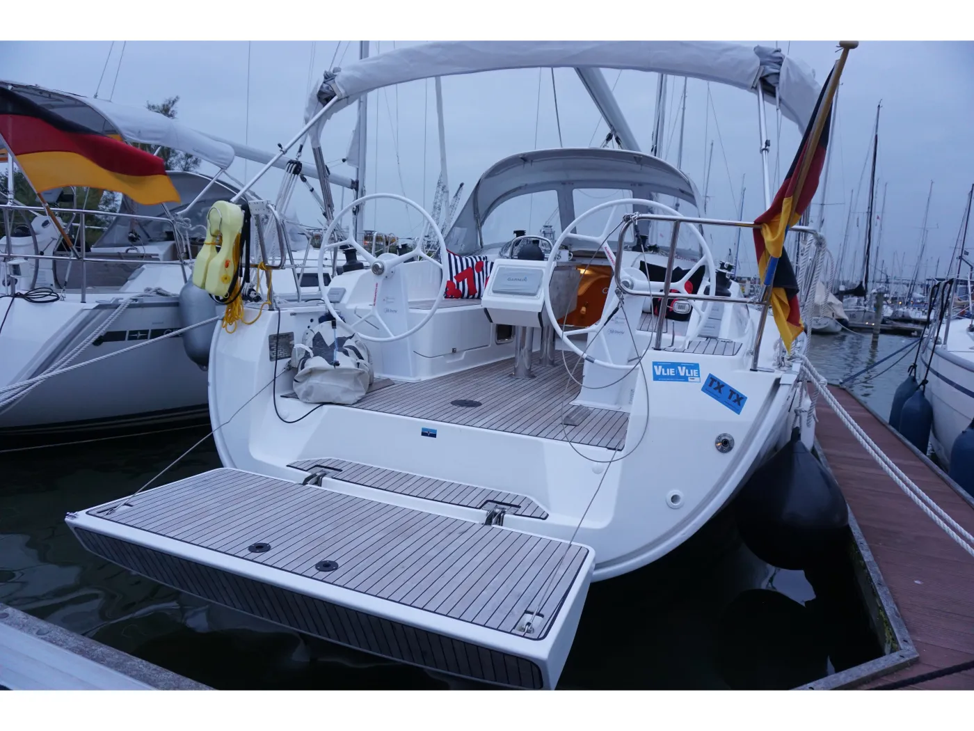 Bavaria Cruiser 37 - Sailboat in Lemmer