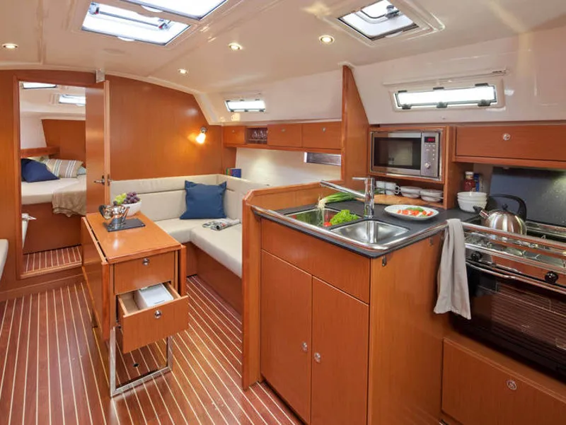 Bavaria Cruiser 36 - Sailboat in Lemmer