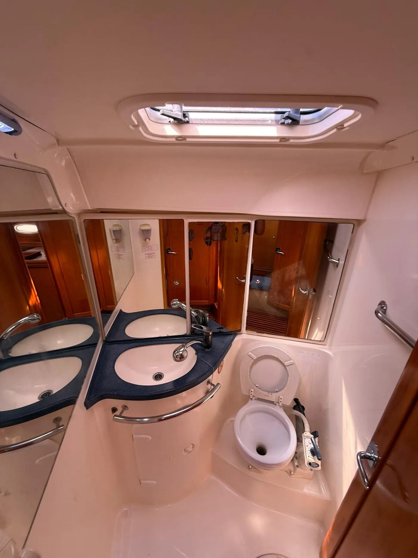 Bavaria 42 Cruiser - Yelkenli içinde Lavrio