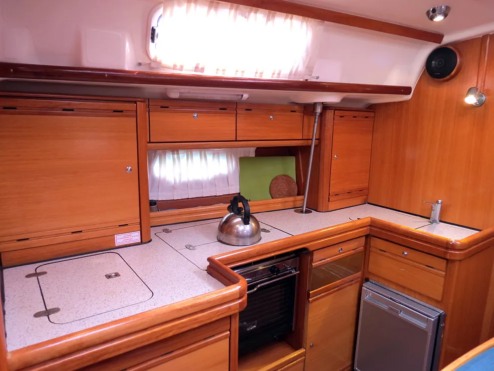 Bavaria 42 Cruiser - Yelkenli içinde Lavrio