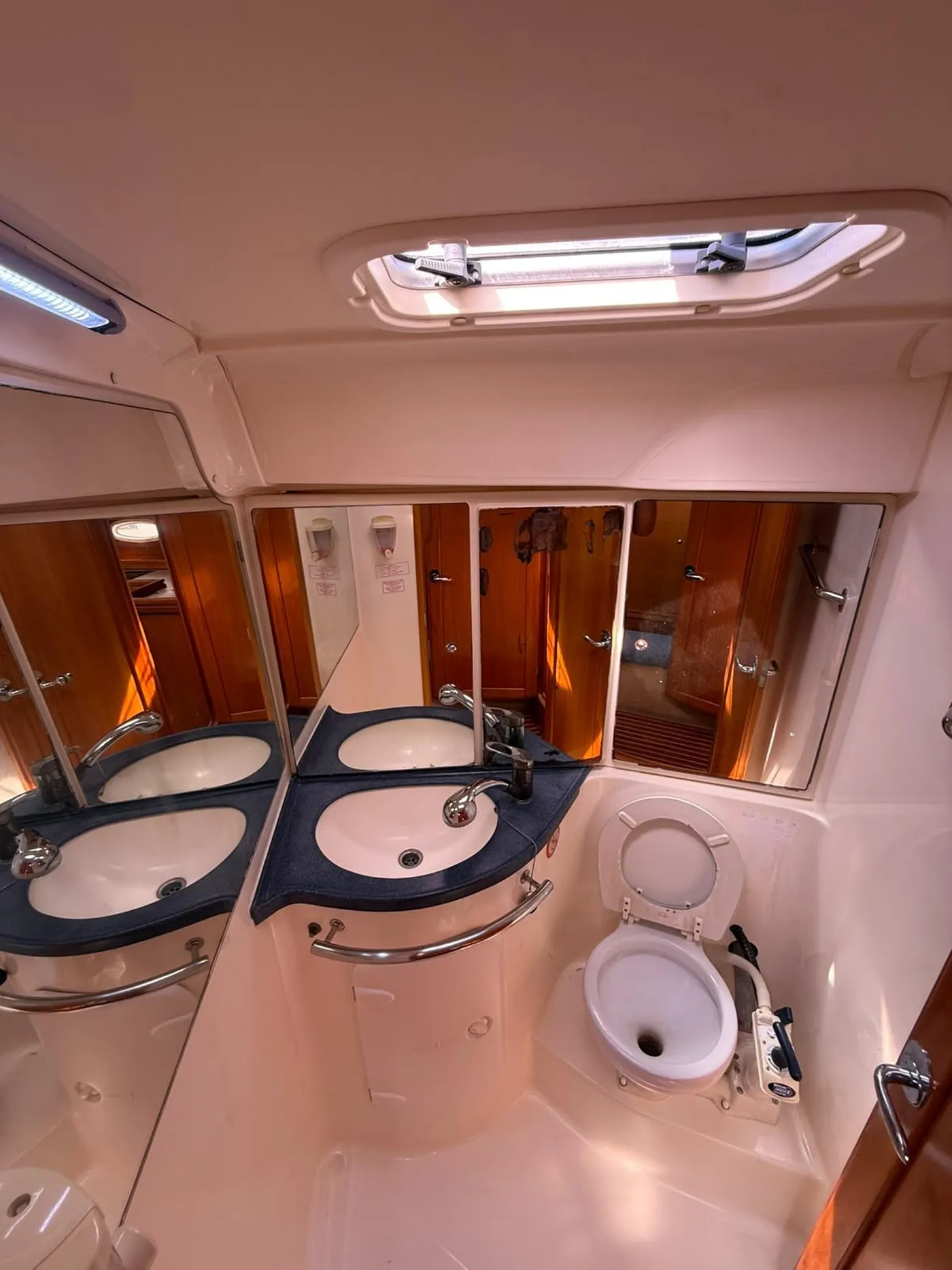 Bavaria 42 Cruiser - Yelkenli içinde Lavrio