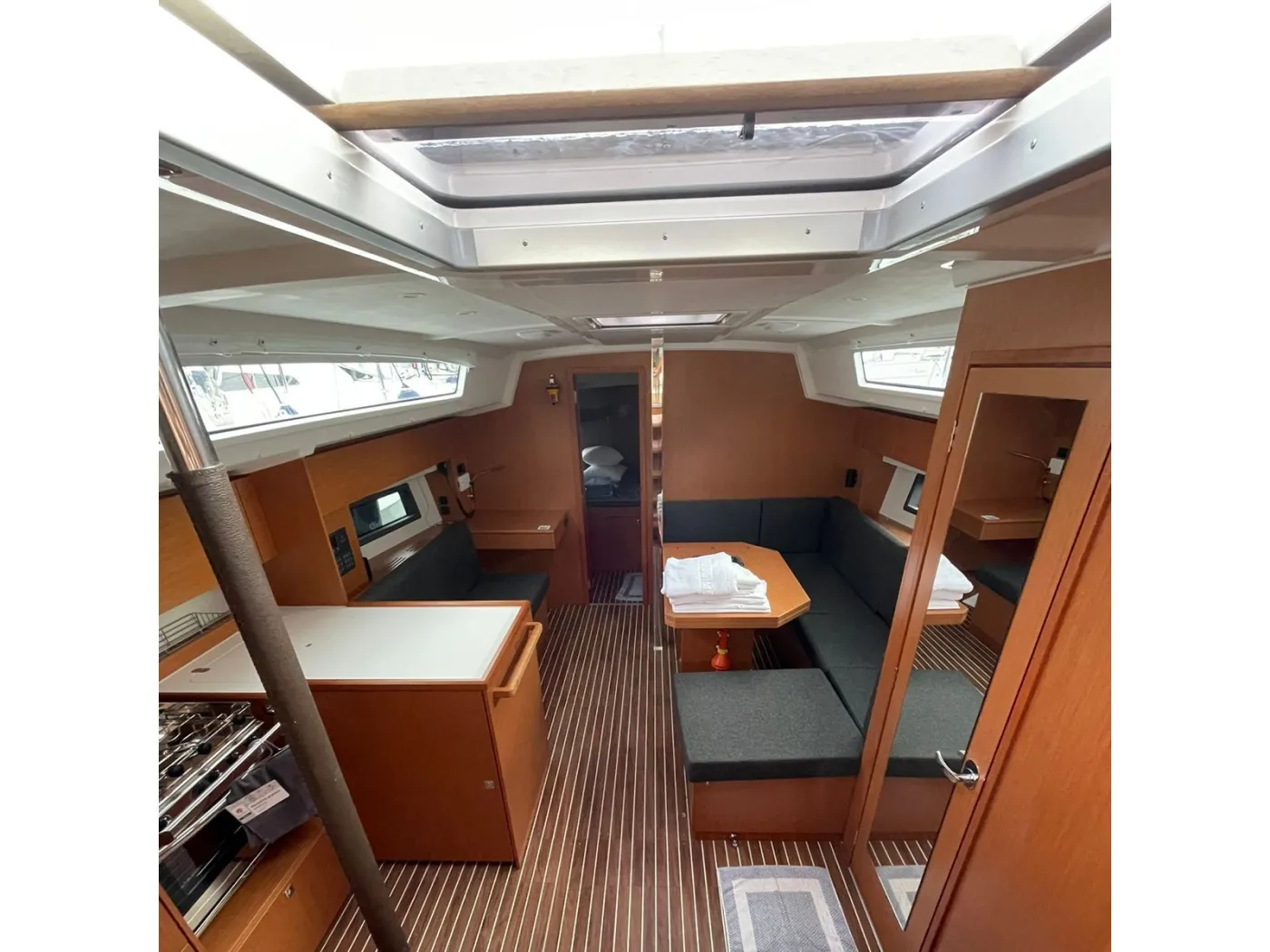 Bavaria C42 - Yelkenli içinde Alimos