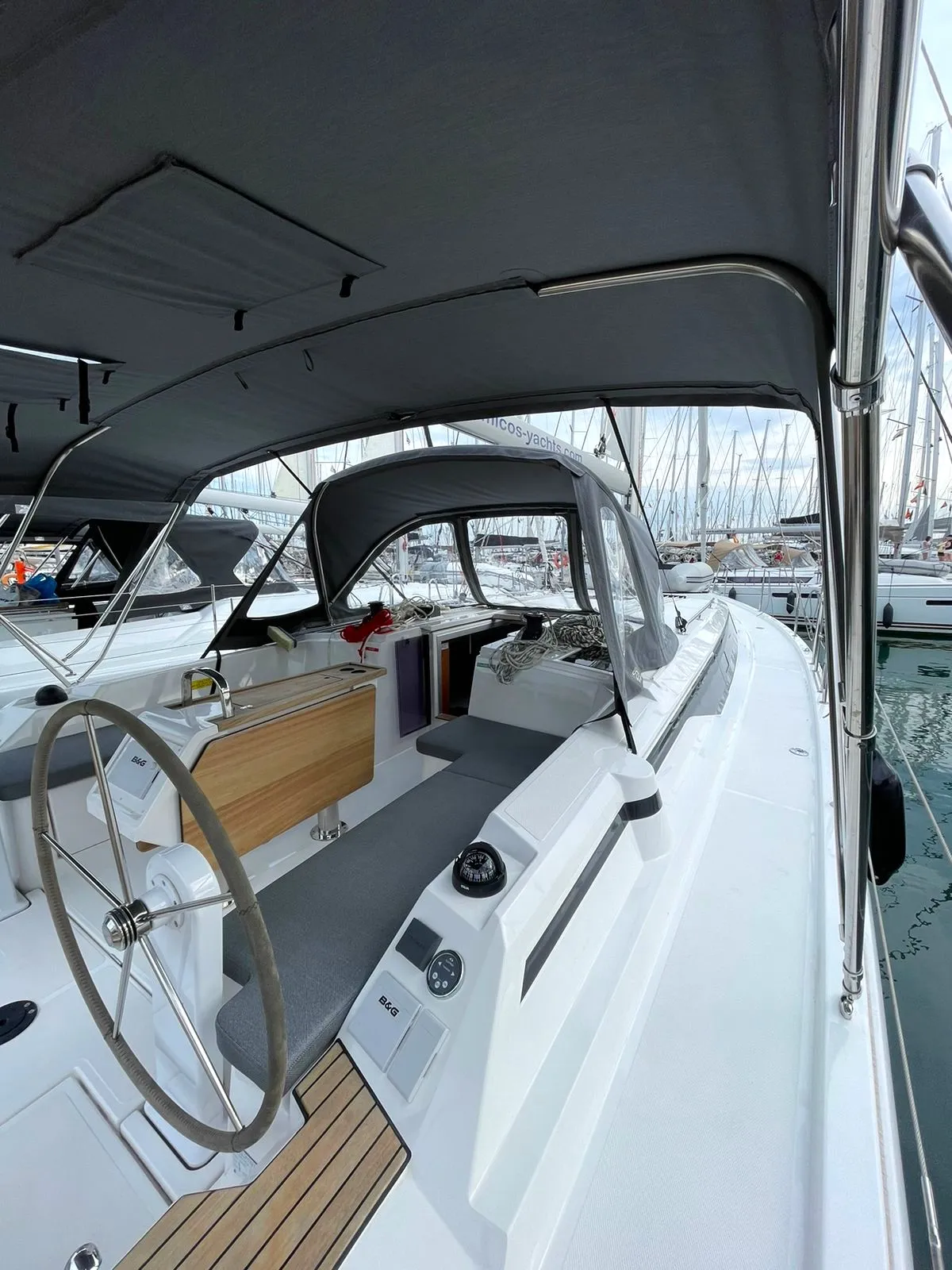 Bavaria C42 - Yelkenli içinde Alimos