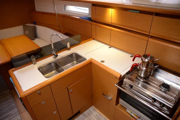 Sun Odyssey 379