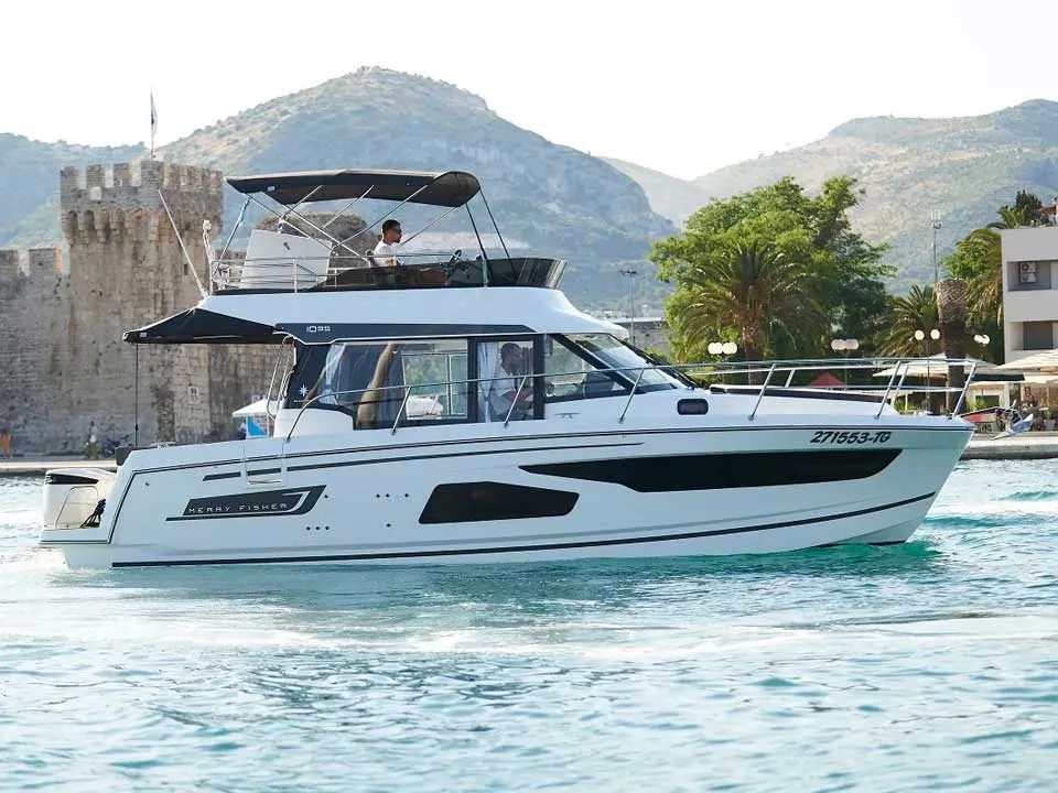 Merry Fisher 1095 FLY - Motor Yacht in Trogir
