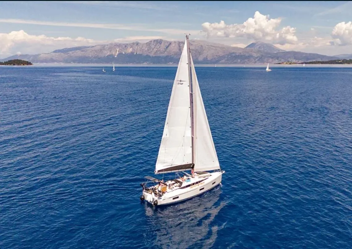 King Julian - Yelkenli içinde Lefkada