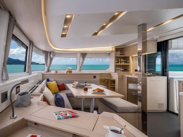 l46-22A - Catamaran in Alimos