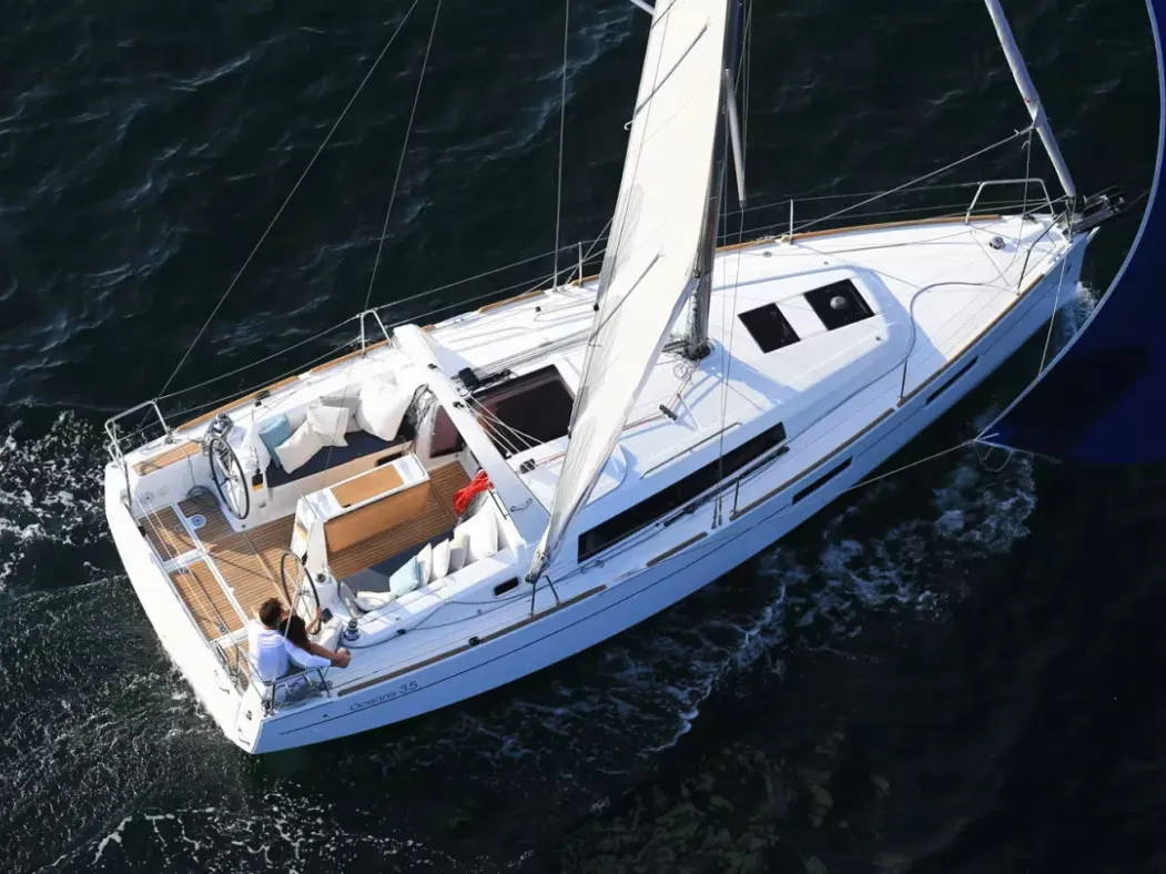Oceanis 35 Classic - Sailboat in Tonnarella