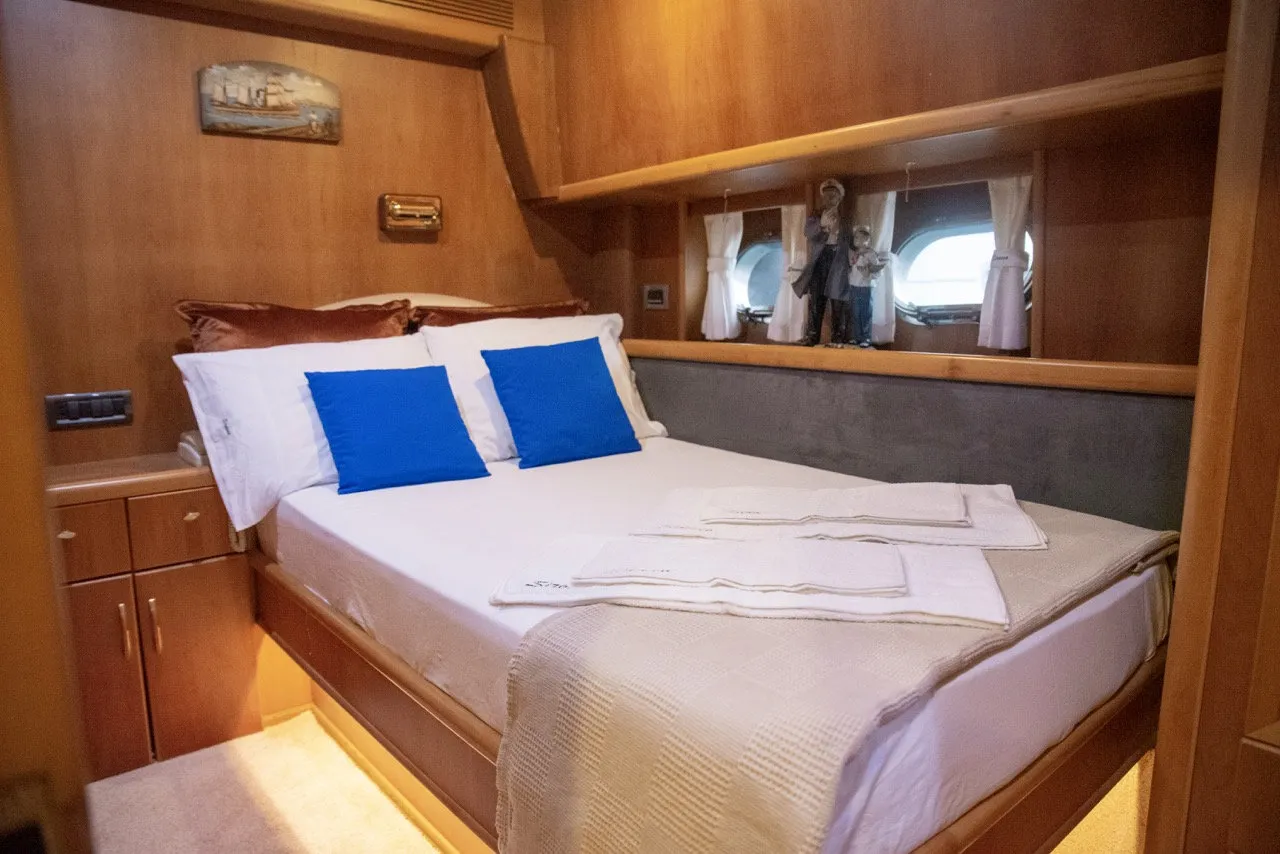 SIROCCO - Motor Yat içinde Cumhuriyet