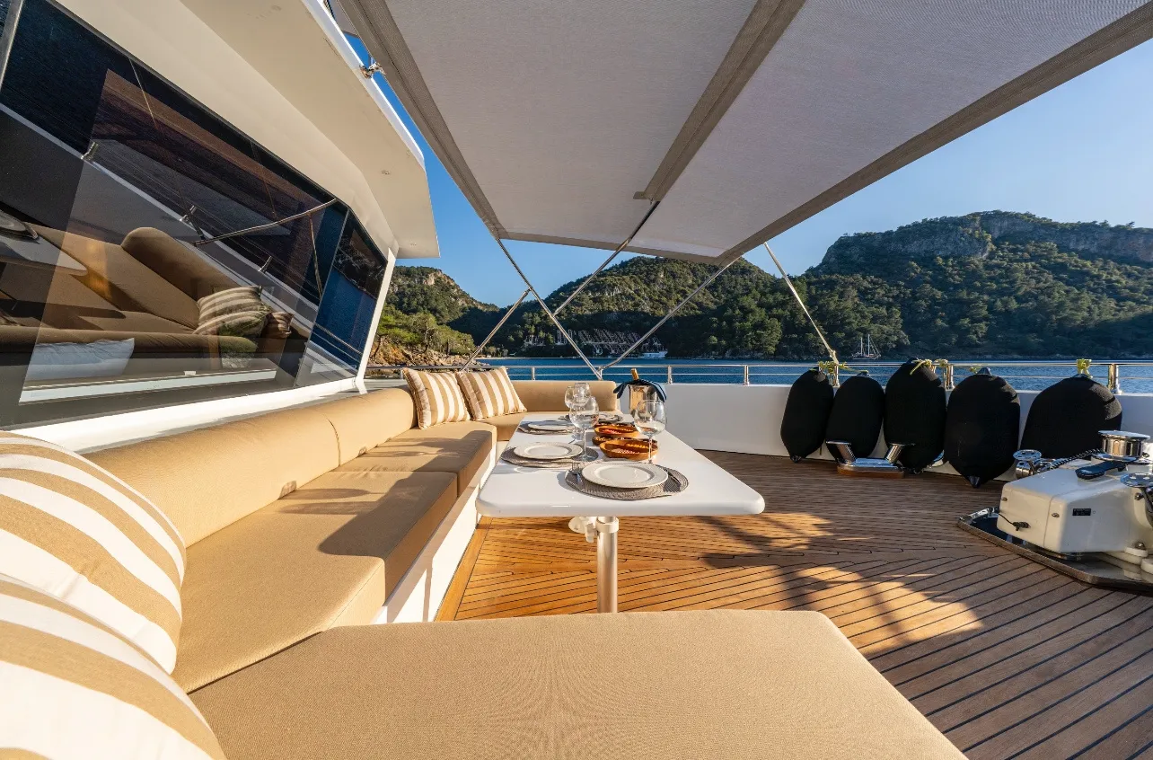 Lila Trawler - Motor Yat içinde Cumhuriyet