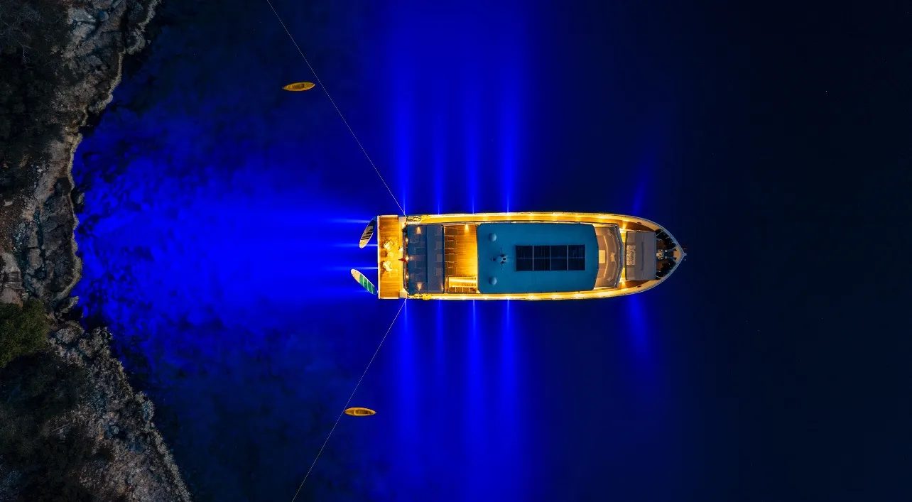 Lila Trawler - Motor Yat içinde Cumhuriyet