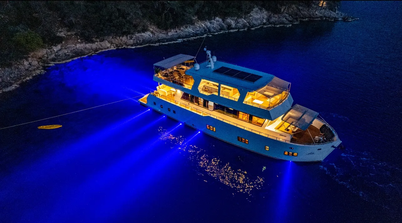 Lila Trawler - Motor Yat içinde Cumhuriyet