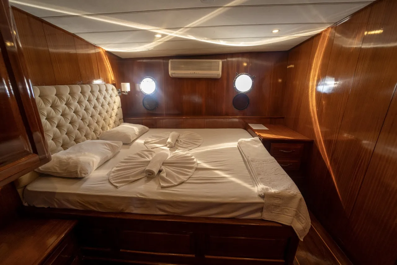 Queen Lila - Gulet içinde Cumhuriyet