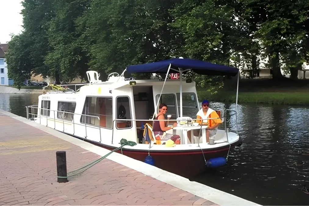 2405 - Motor Yacht in Mittersheim