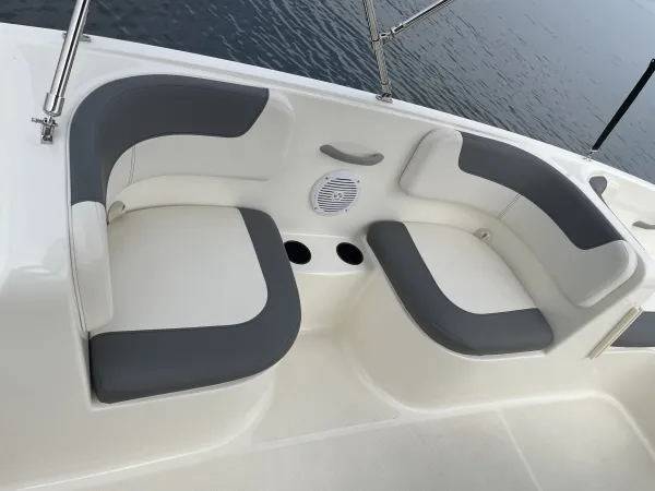 Bayliner E16