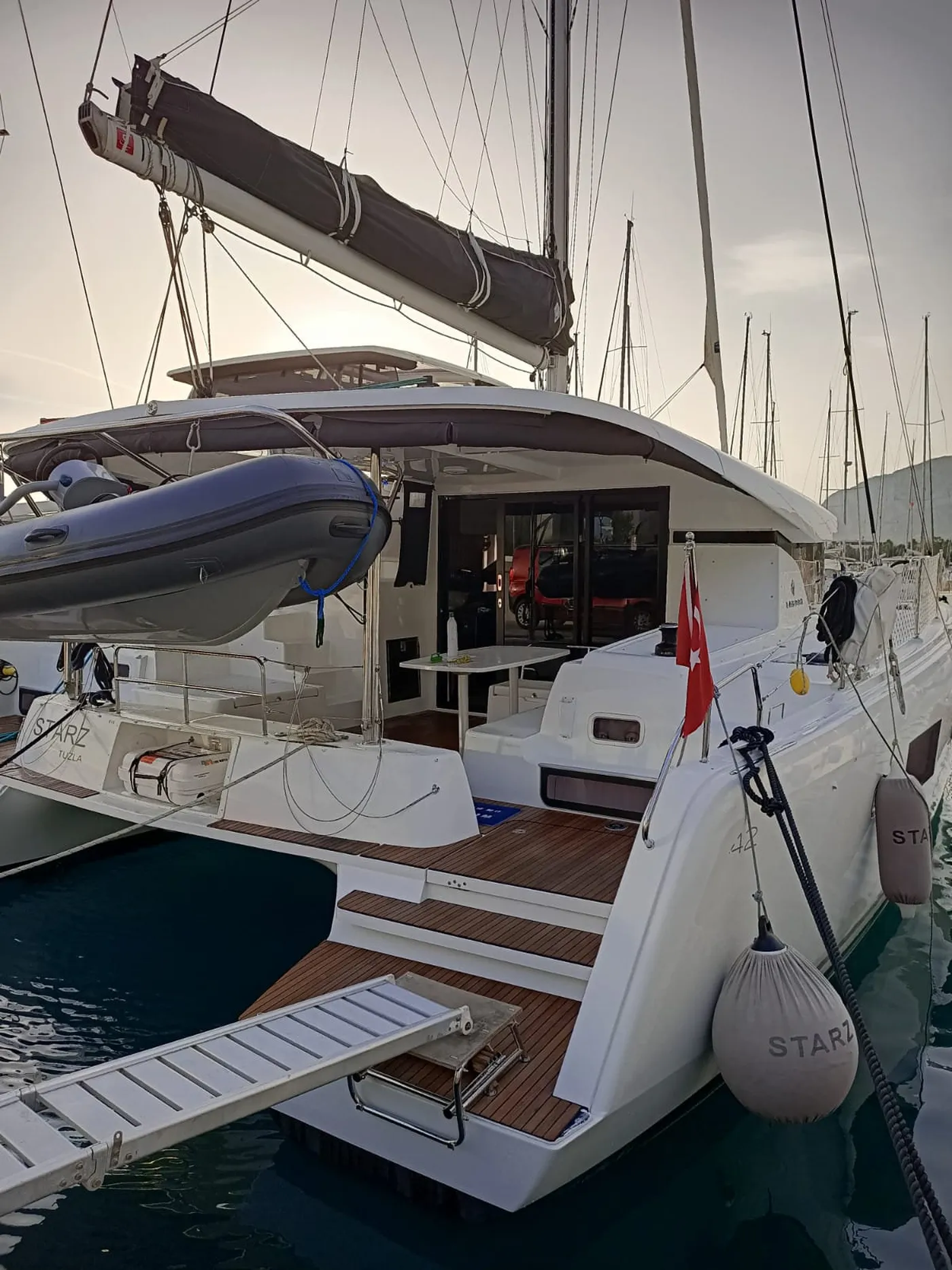 Starz - Katamaran içinde Göcek