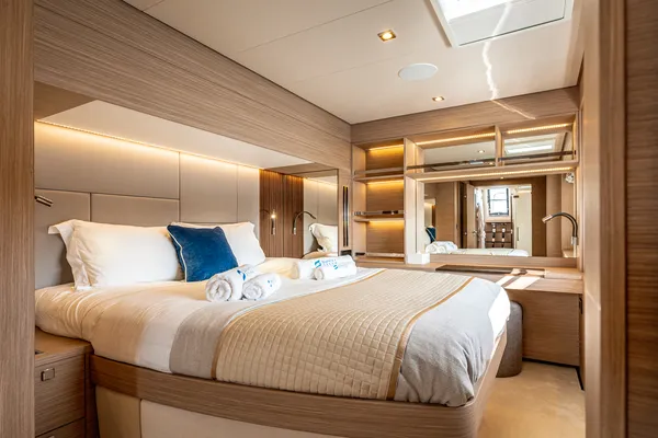 SUNNY DREAM (Fully Crewed)