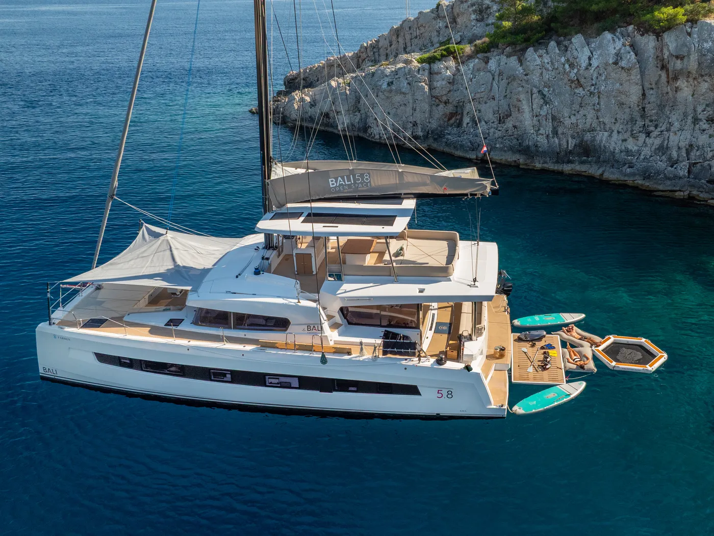 Farben - Catamaran in Kaštel Gomilica