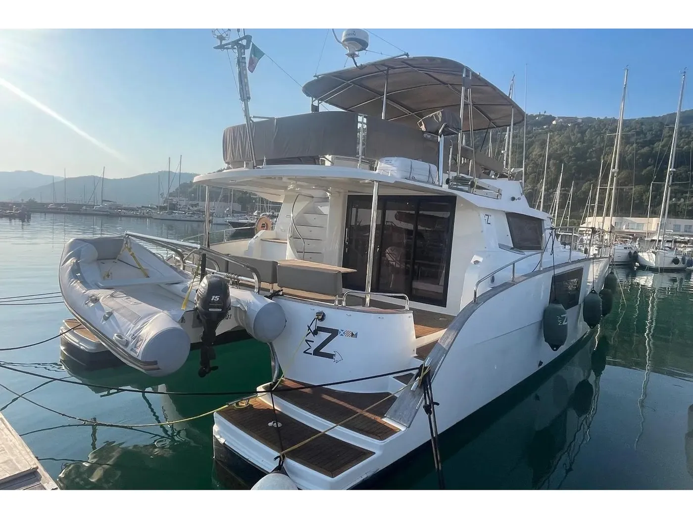 MY Z - Katamaran içinde San Gregorio-bagnoli