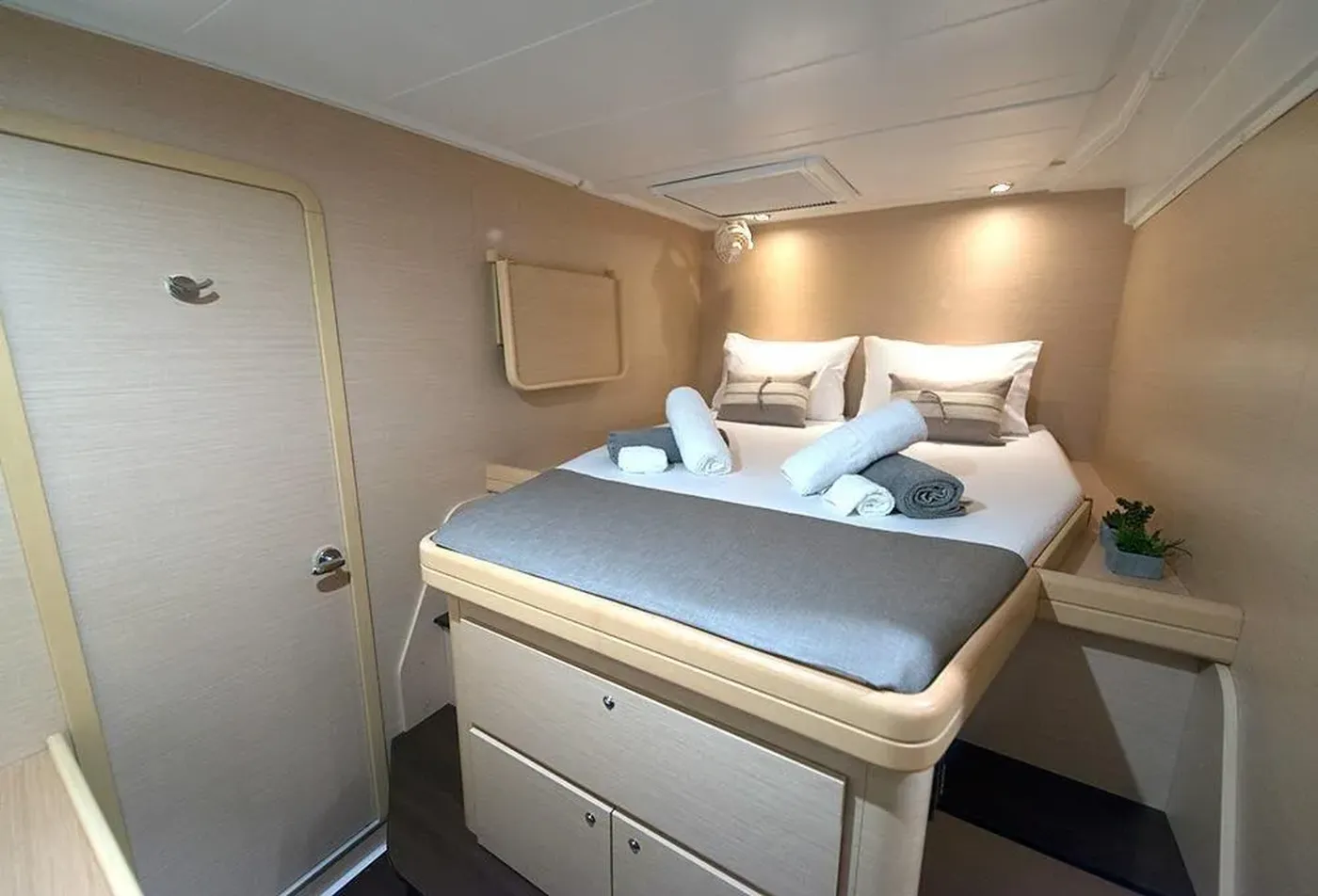 Nirvana Elegant Pack refit 2022 - Catamaran in Nikiana