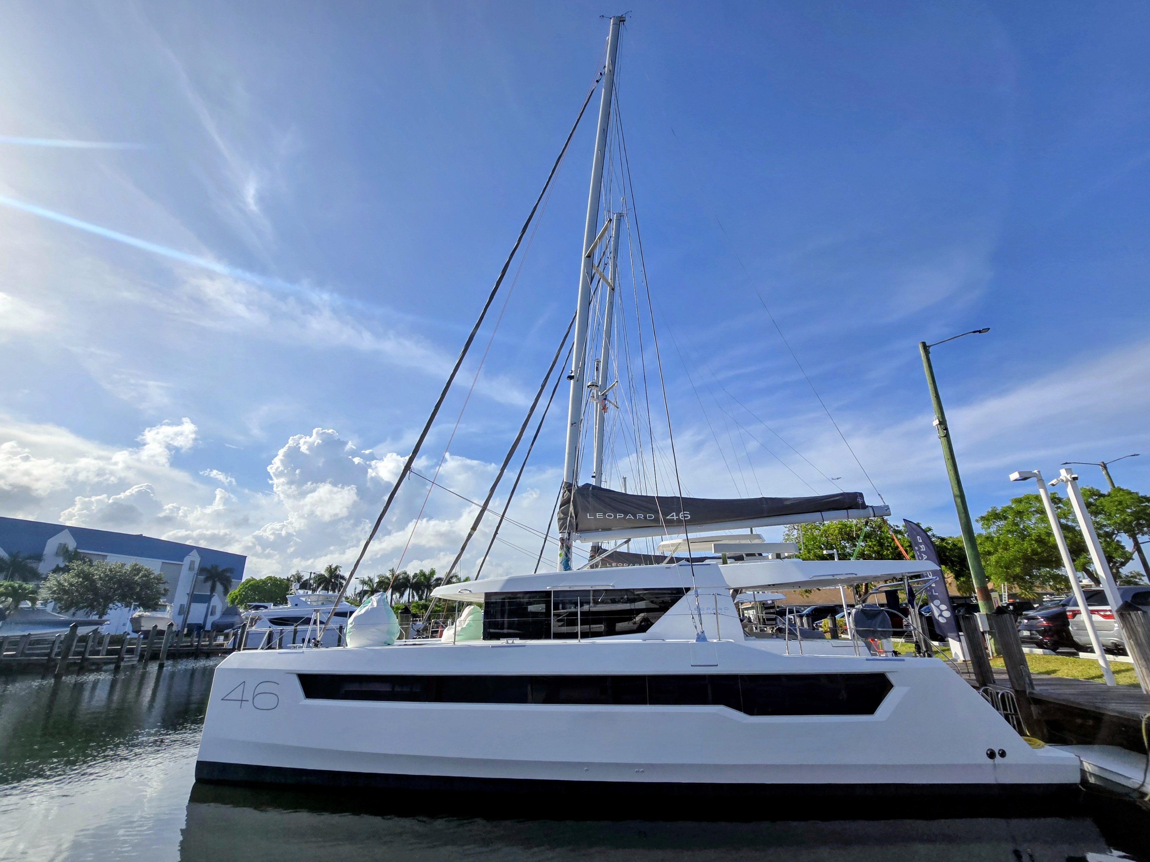 Nauti T's - Katamaran içinde Road Town