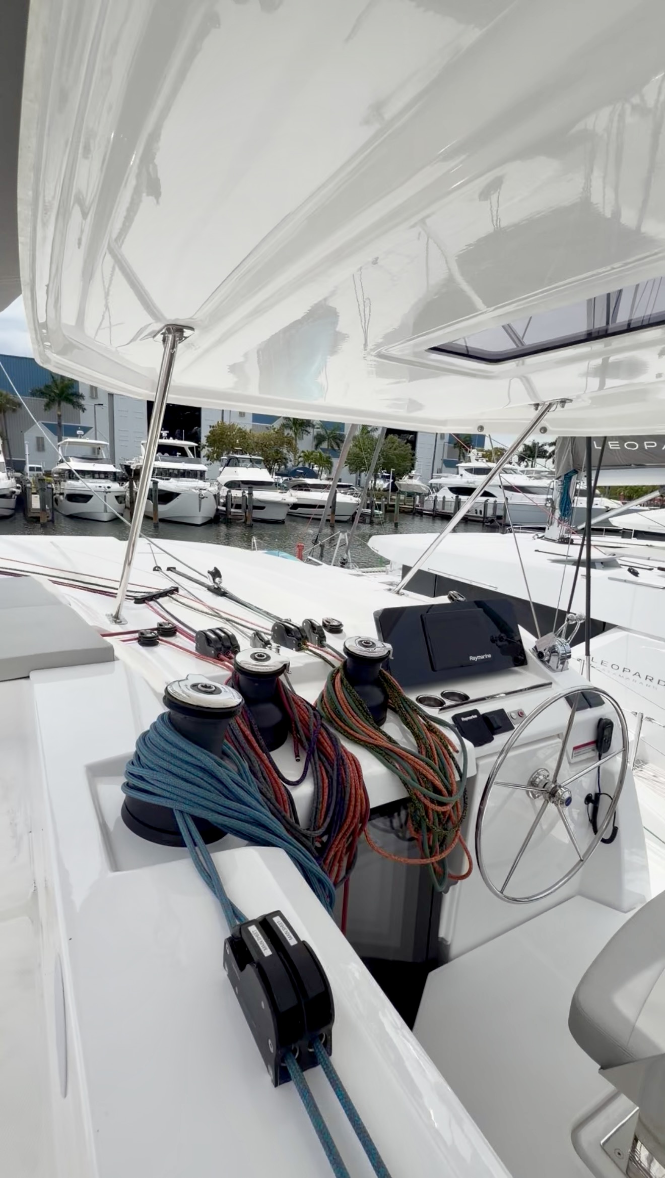 Nauti T's - Katamaran içinde Road Town
