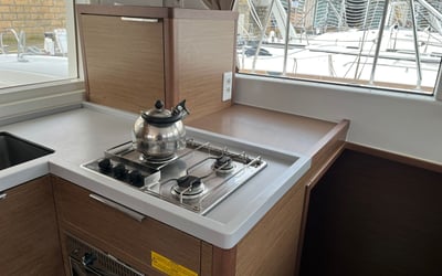 Senza Meta  (A/C and Generator)