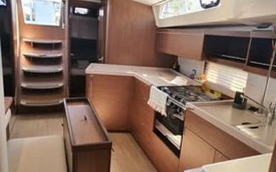 Anemos (A/C , Generator 8kVA, Solar Panels, Bow Thruster, BBQ)