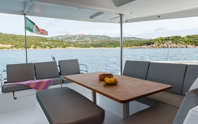 Amapola - A/C, Generator, Water maker. Solar panel